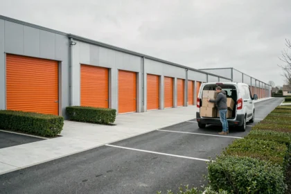 Vue d'ensemble d'un garde-meubles moderne dans les Pays de la Loire avec rangées de box de stockage