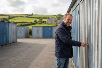 Homme souriant verrouillant une unité de stockage extérieure