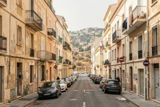 Rue résidentielle du 9ème arrondissement de Marseille avec immeubles aux façades usées et habitants dans leur quotidien